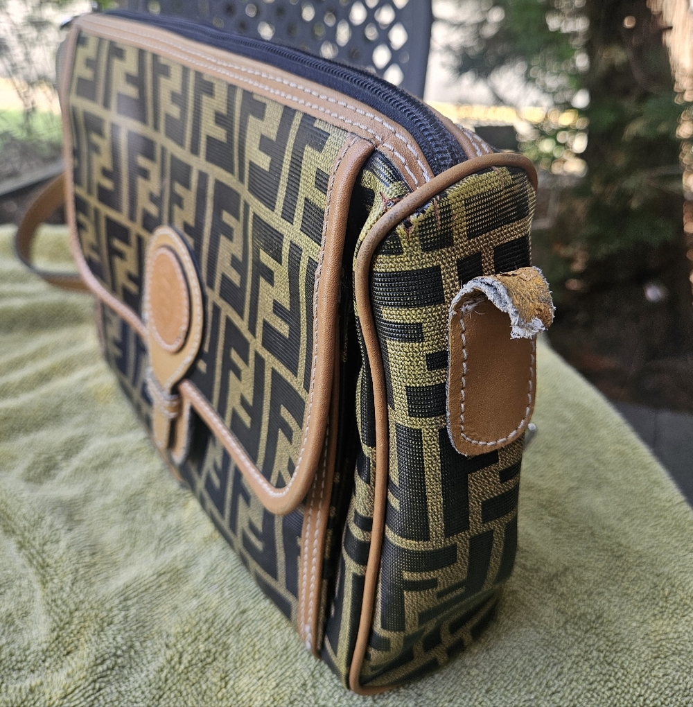 1970s Fendi Zucca Monogram Canvas Crossbody Bag in Black & Tan - Picture 3 of 12